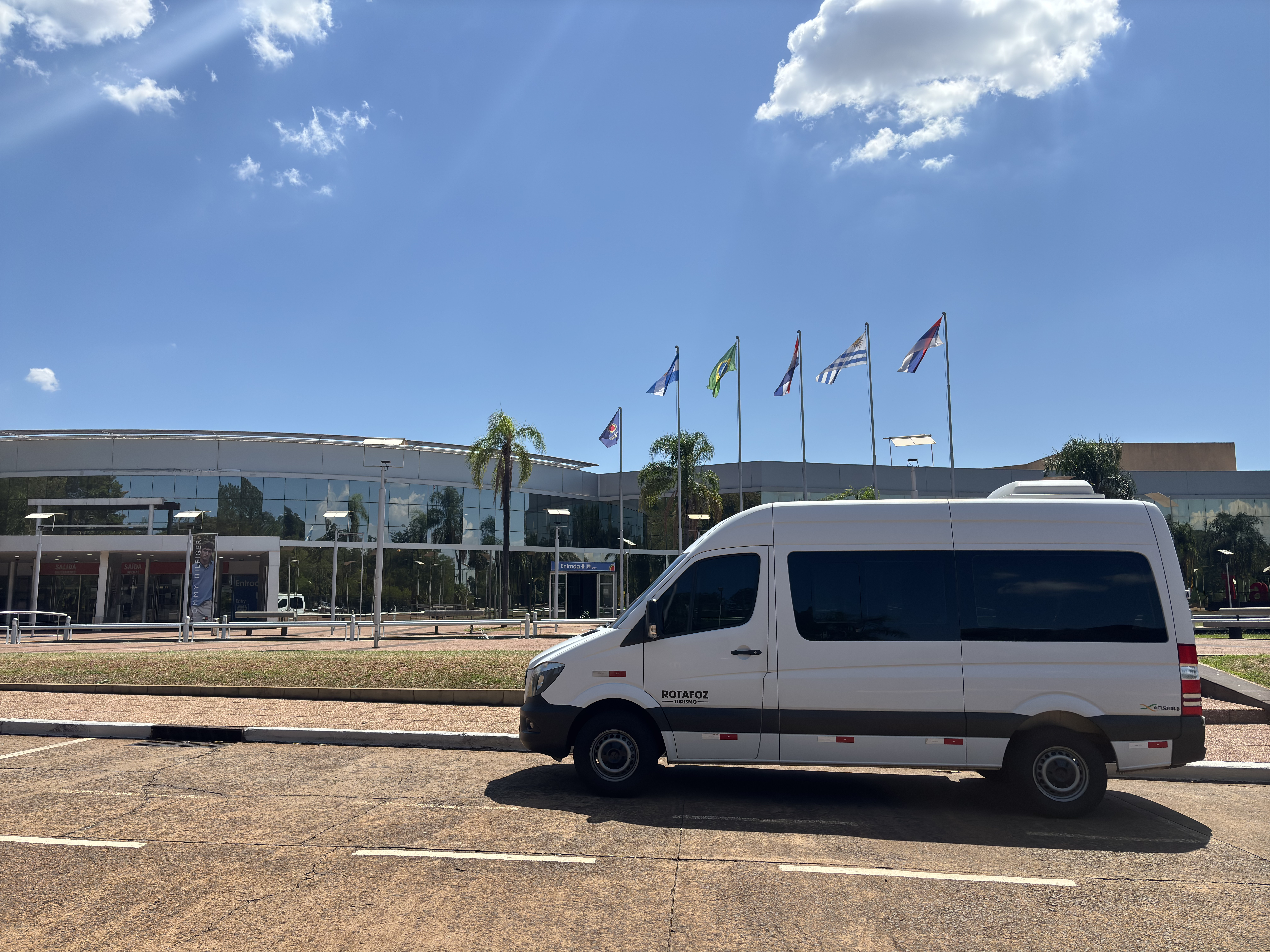 Veiculo da RotaFoz pronto para passeios e transfers